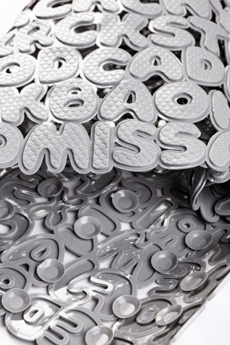 Csúszásgátló kádba, betű mintás szürke