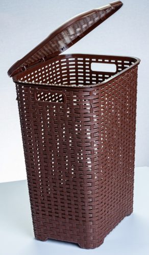Rattan hatású fedeles szennyestartó barna színben (45 L-es) 