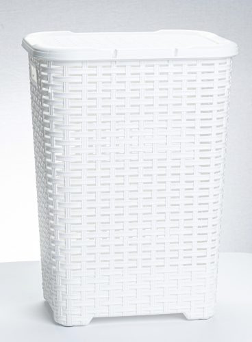 * Rattan hatású fedeles szennyestartó 45 L fehér