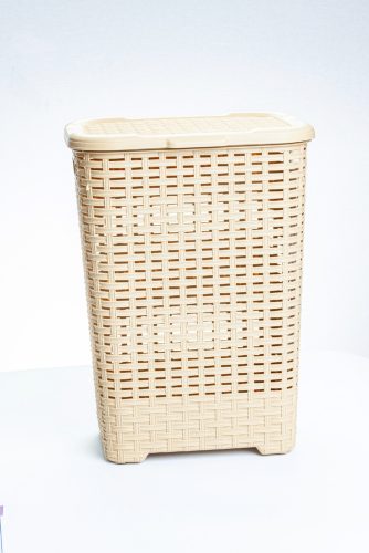 * Rattan hatású fedeles szennyestartó 45 L bézs