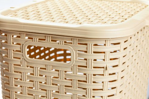 * Rattan hatású fedeles szennyestartó 45 L bézs