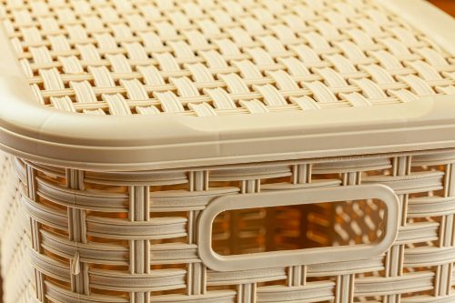 * Rattan hatású fedeles szennyestartó 45 L bézs