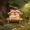 Gyerek figura 9 cm padon ülő