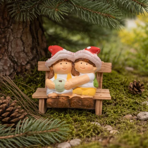Gyerek figura 9 cm padon ülő