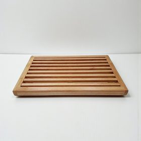 Fa kenyérvágó deszka morzsatállal 30x43,5x3 cm