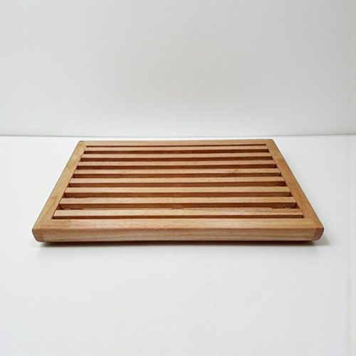 Fa kenyérvágó deszka morzsatállal 30x43,5x3 cm